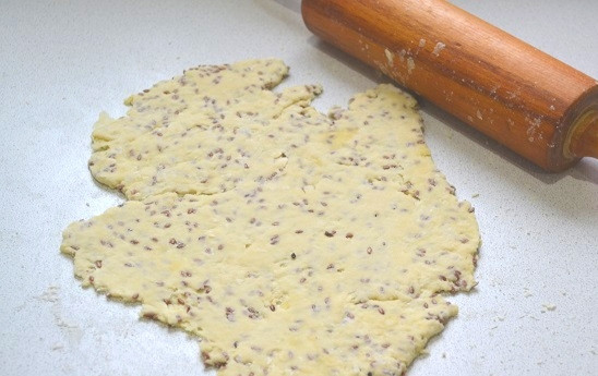 1. Этап. Крекеры с семенами льна: 5. Раскатайте его тонким пластом. Чем тоньше будет тесто, тем более хрустящими будут крекеры.