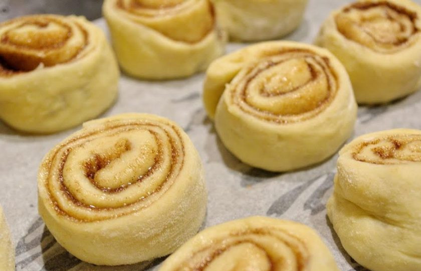 1. Этап. Булочки Синнабон: 11. Выложите нарезанные кусочки на противень ( застелив его бумагой для выпечки). Сахар при запекании превратиться в карамель. Она хорошо пристает к противню. Чтоб не отдирать булки от противня, используйте хорошо промазанную маслом бумагу. А после запекания, быстро снимите булки с бумаги.