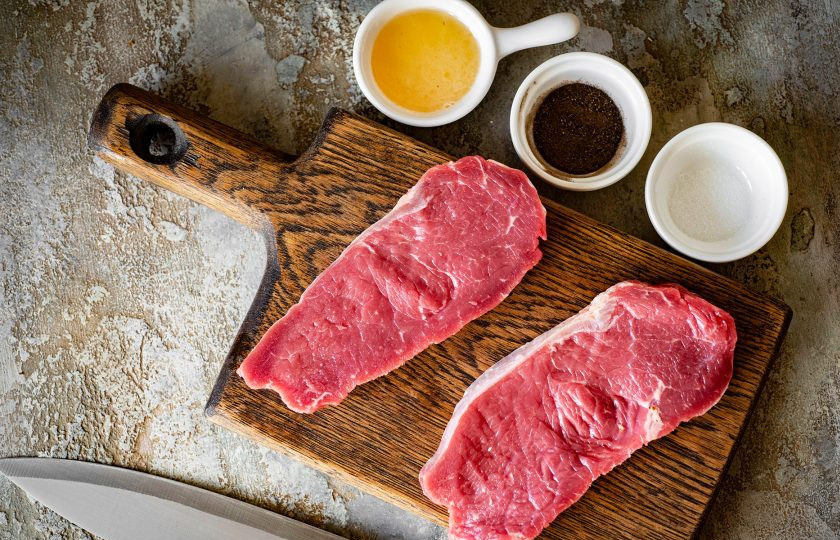 1. Этап. Нежная говядина под ягодным соусом: От говяжьей вырезки отрежьте острым ножом два стейка толщиной примерно в 1-1.5 см.