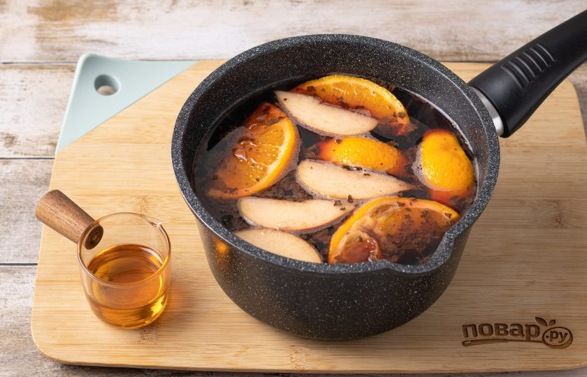 1. Этап. Глинтвейн Зимний: Добавьте сахар и мед. Варите глинтвейн 6 минут, но не доводите до кипения.