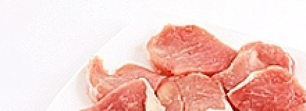 1. Этап. Мясо с сыром в мультиварке: Мясо режем небольшими кусочками.