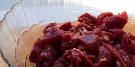 1. Этап. Филе индейки, тушенное с черносливом: Индейку промойте, удалите с неё плёнки, обсушите филе. Нарежьте небольшими кусочками.