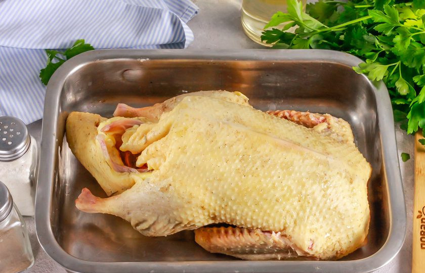 1. Этап. Утка с лимоном в духовке: Затем все лимоны поместите внутрь тушки, чтобы они не подгорели и не обуглились в процессе запекания. Всыпьте туда же сушеный розмарин. Разогрейте духовку до 180 градусов и запеките утку примерно 1,5-2 часа. Можно поместить тушку в рукав для запекания.