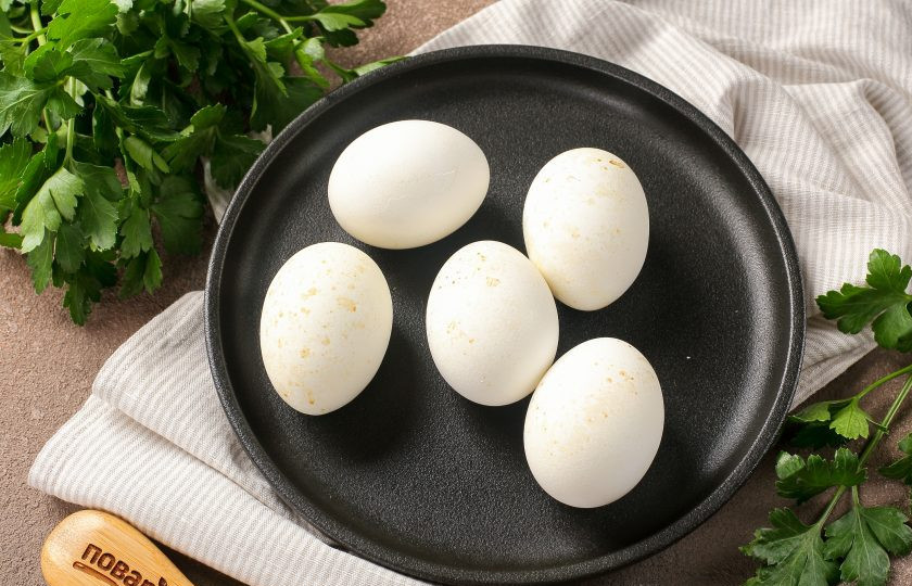 1. Этап. Яйца, запеченные в духовке: Готовые запечённые яйца переложите на тарелку и дайте им остыть.