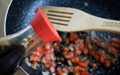 1. Этап. Кхау Пхат: Добавьте соевый соус, размешайте.