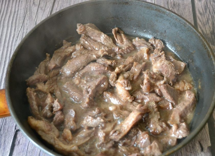 1. Этап. Мясо верёвочкой по-китайски: Влейте на разогретую сковороду растительное масло, выложите мясо, обжаривайте 8-10 минут.