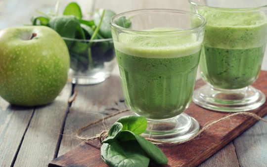 1. Этап. Зеленый коктейль с черносливом: Перед употреблением рекомендую охладить напиток в холодильнике. Приятного аппетита!