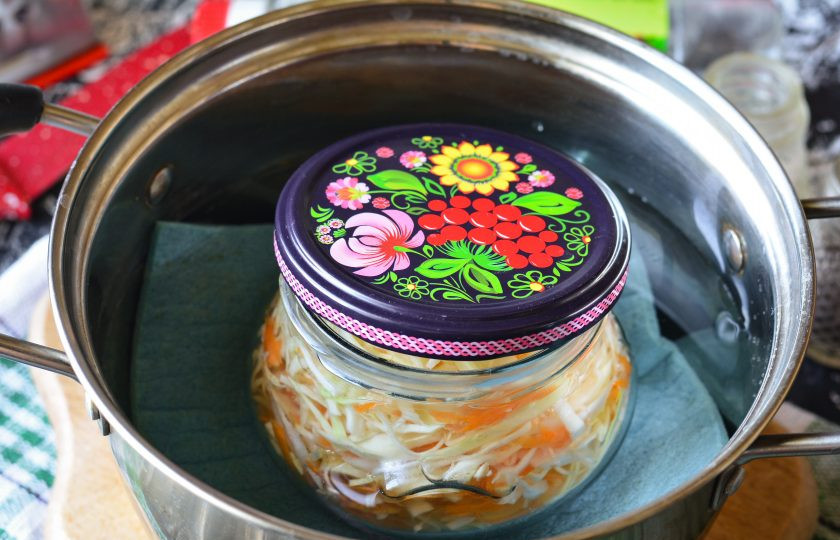 1. Этап. Капуста с морковью на зиму: Капусту простерилизуйте в кастрюле с водой, поставьте таймер на 15 минут. Под банку проложите кусочек ткани, так стекло не треснет в процессе нагревания.