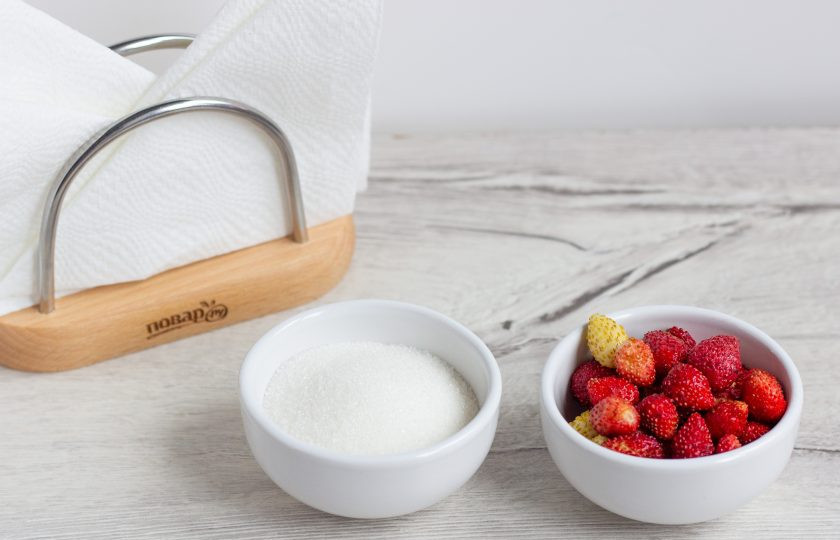 1. Этап. Земляничное варенье: Подготовьте все необходимые ингредиенты.