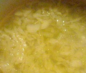 1. Этап. Капуста с грибами в горшочке: В кастрюле средних размеров вскипятить воду. Капусту нашинковать и опустить в подсоленный кипяток. Варить минут 10, после чего откинуть на дуршлаг. Отвар сохранить!