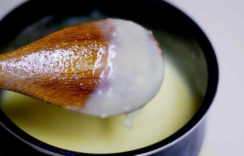 1. Этап. Мороженое с киви: 4. Далее установите кастрюлю со сливками на небольшой огонь. Аккуратно влейте яичную смесь, постоянно помешивая. Варите массу 6 минут на огне, не давая ей закипеть. Остудите массу, а потом уберите в холодильник на 2 часа.