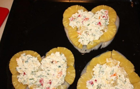 1. Этап. Куриные грудки с ананасом: В центр закладываем творожную смесь. Присыпаем грудки тертым сыром и отправляем в духовку на 30-35 минут, температура 180 градусов.