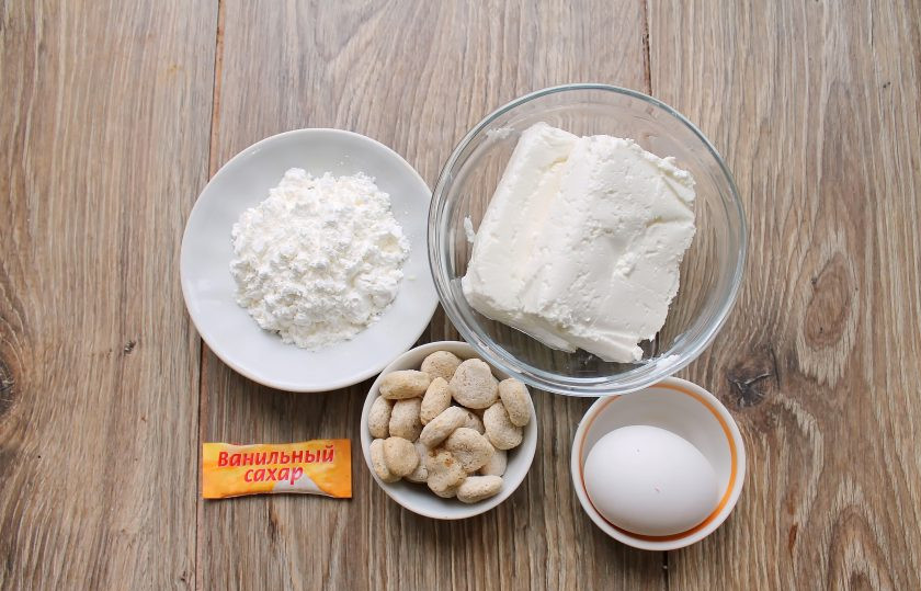 1. Этап. Ленивые вареники по Дюкану: Подготовьте все необходимые ингредиенты для приготовления ленивых вареников по Дюкану. В кастрюлю налейте воду, посолите и поставьте на средний огонь, доведите до кипения.