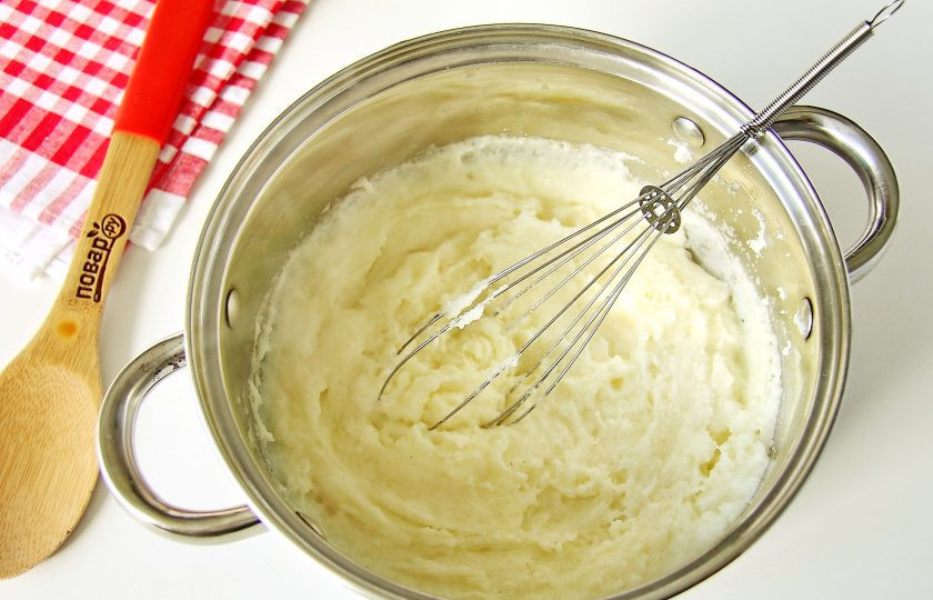 1. Этап. Манные биточки как в детском саду: Огонь уменьшаем до минимального и продолжая мешать, варим манку пока каша не начнет густеть. На этом этапе очень удобно использовать не ложку, а обычный ручной венчик, который поможет избежать комочков. Готовая каша должна получится достаточно крутой, чтобы при перемешивании она легко отходила от стенок кастрюльки. Готовую кашу остудите до теплого состояния.