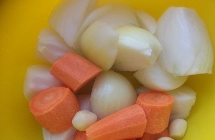 1. Этап. Котлеты из печени говядины: Лук, чеснок и морковь почистите и крупно нарежьте.