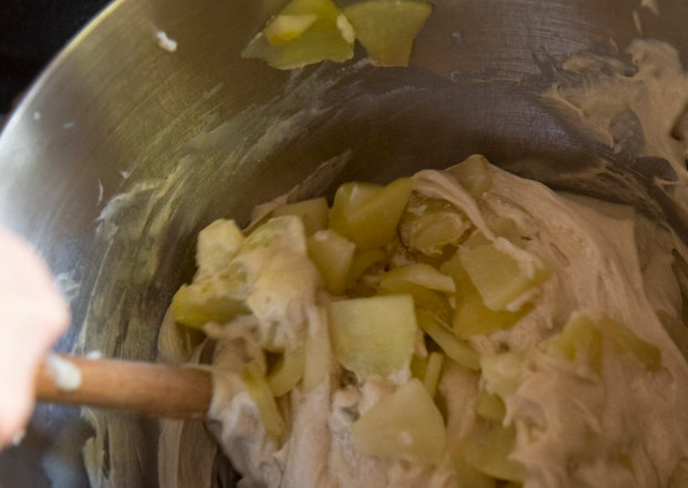 1. Этап. Постный кекс с яблоками: 2. Добавим муку, масло, остаток сахара и корицу. Вымесим тесто без комочков, тщательно перемешаем.