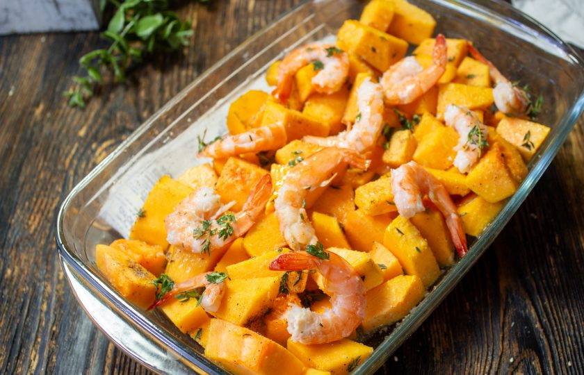 1. Этап. Креветки с тыквой: По истечении 15 минут, достаньте форму с тыквой. К этому времени она должна быть почти готова, проткните ее ножом, он должен легко входить в кусочек тыквы. Если у вас тыква другого сорта, и к этому времени не готова, то запекайте ее еще, пока она не станет мягкой. На почти готовую тыкву выложите креветки и готовьте еще 10 минут.