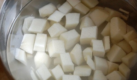 1. Этап. Говядина, тушеная с редькой: 2. Редьку очистите, нарежьте небольшим кубиком и посолите обильно (как баклажаны). После залейте водичкой и оставьте минут на 15-20. Это позволит избавиться от горечи.