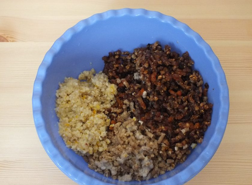 1. Этап. Паста Амосова для иммунитета: С помощью мясорубки перекрутите сухофрукты, грецкие орехи и лимон.