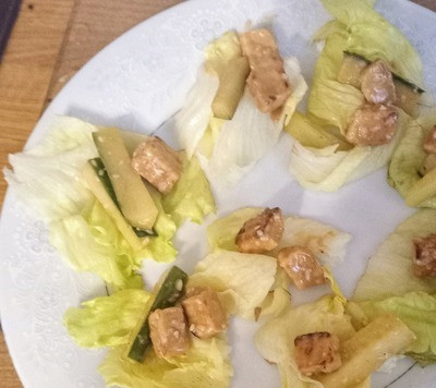 1. Этап. Тори но гомае: Выложить куриную смесь на листы салата,. Каждый лист полить оставшейся заправкой. Приятного аппетита.