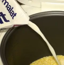 1. Этап. Кукурузная каша в мультиварке: Пересыпьте крупу в чашу мультиварки. Добавьте сахар и соль, перемешайте, влейте молоко.