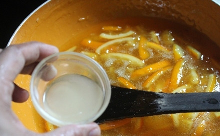 1. Этап. Домашний мармелад из апельсинов: 8. Теперь можно добавить сок лимона…