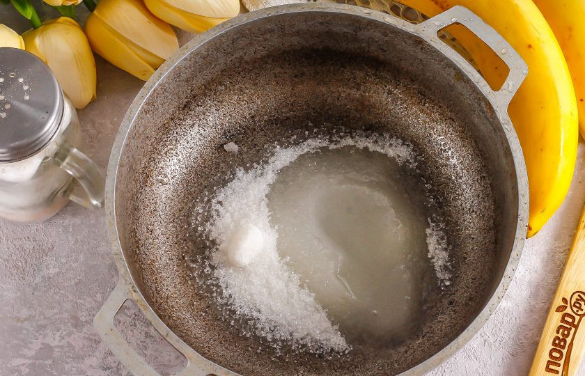 1. Этап. Бананы по-вьетнамски: Сахар высыпьте в казан и влейте теплую воду и лимонный сок. Прогрейте на плите до пузырей.