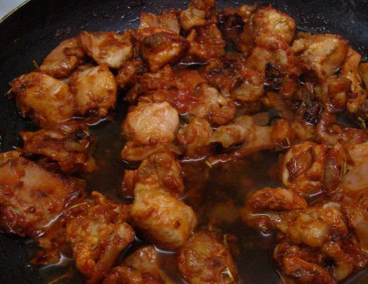 1. Этап. Гуляш из кролика с подливкой: Добавляем соль, наливаем примерно 1 стакан воды — и тушим под крышкой минут 25 на небольшом огне.