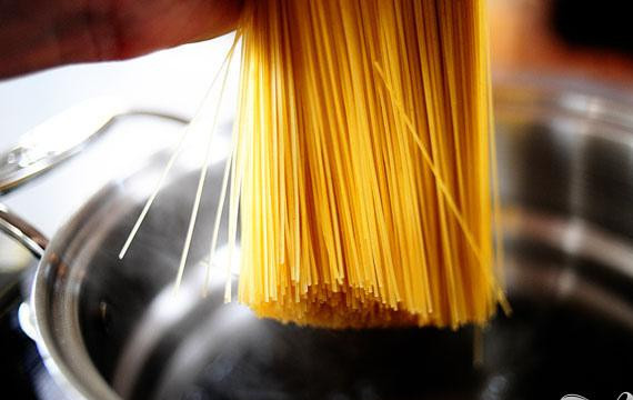 1. Этап. Тигровые креветки с макаронами: 4. Бросить макароны в кипящую воду. Варить макароны до готовности. Слить воду, отложив в сторону 1-2 стакана жидкости.