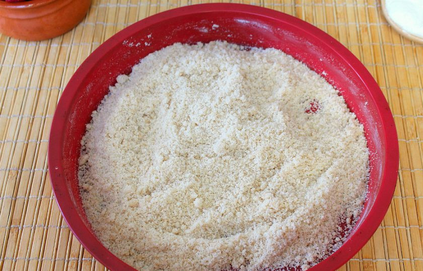 1. Этап. Пирог Крошка с вишней: Разминаем тесто вилкой или руками до состояния крошки.