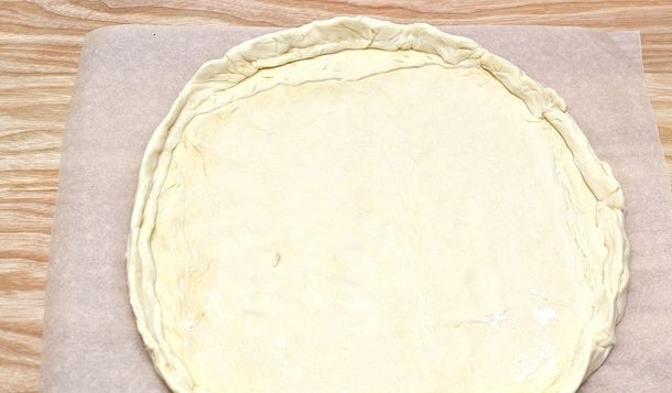 1. Этап. Пицца гавайская: Тесто тонко раскатать и сформовать в виде круга с бортами.