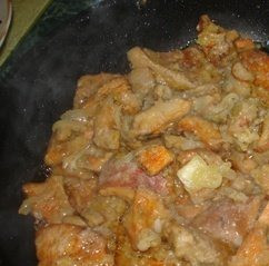 1. Этап. Тушеные рыжики: 3. Отваренные и остывшие грибы нарежьте соломкой и запанируйте в муке. Теперь их можно обжарить на растительном масле и в конце ввести готовый лук.