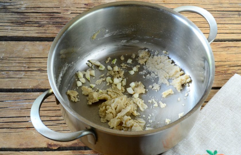 1. Этап. Гратен из картофеля в стиле маффинов: Чеснок мелко порежьте и отправьте в кастрюлю.