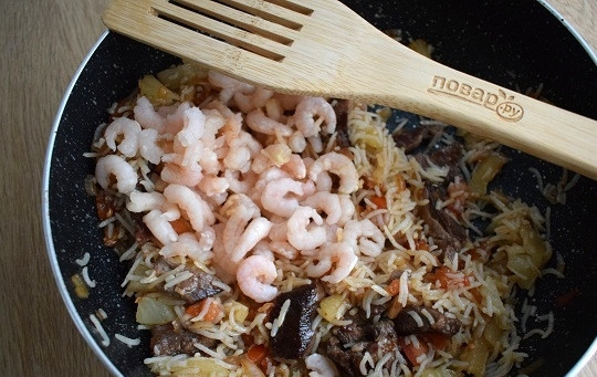 1. Этап. Кхау Пхат: За две минуты до готовности добавьте очищенные креветки и соевый соус по вкусу.