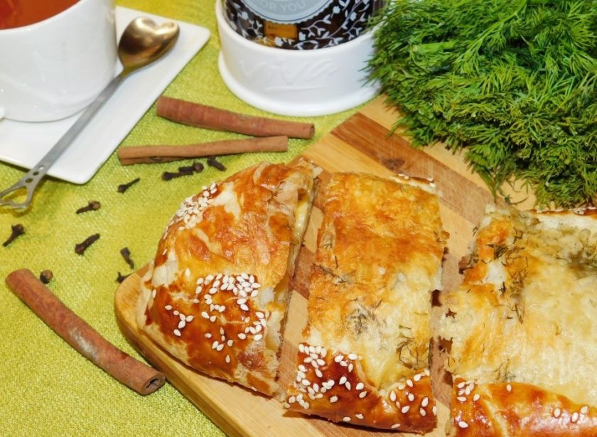 1. Этап. Рулет из слоеного теста с сыром: Готовый рулет немного остудите, чтобы сыр не растекался. Приятного аппетита!