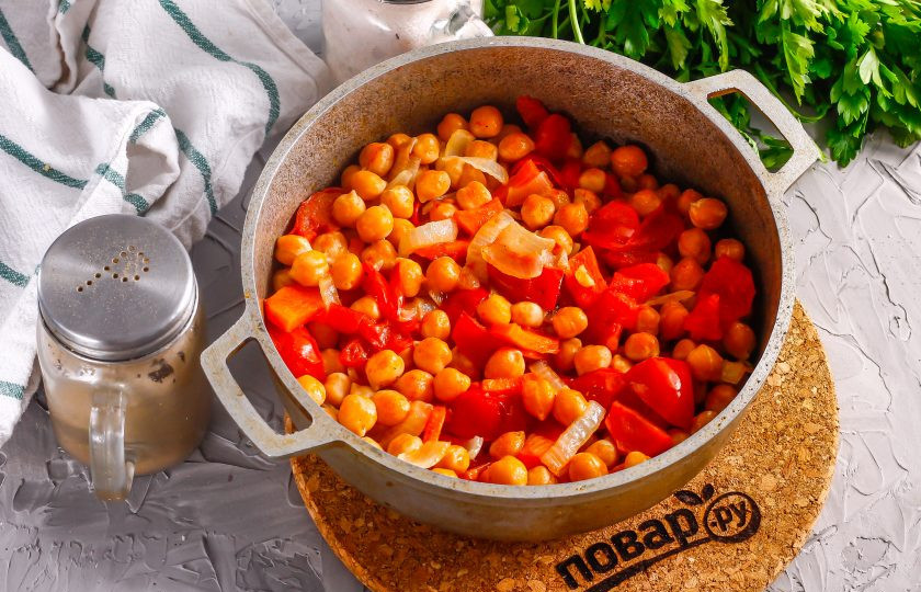 1. Этап. Тушеный нут с овощами: Очистите чесночные зубчики, спрессуйте в емкость и влейте воду, всыпьте черный молотый перец, соль. Тушите примерно 20 минут до мягкости моркови.