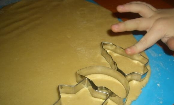 1. Этап. Имбирное печенье со свежим имбирем: 5. Достаем охлажденное тесто, отщипываем от него кусочек, раскатываем круг толщиной 1-1,5 сантиметра. Формочкой выдавливаем печенье (или разрезаем произвольно).