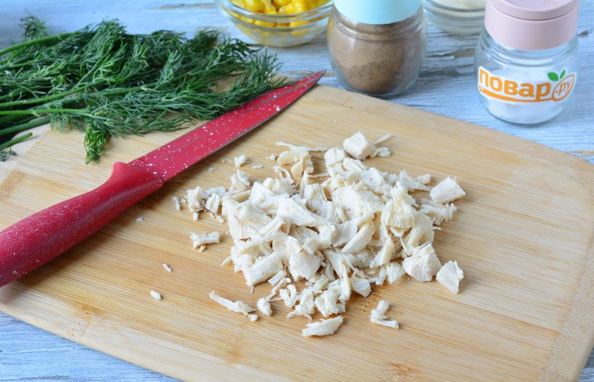 1. Этап. Салат с маринованными грибами и кукурузой: Заранее отварите до готовности куриное филе, остудите и нарежьте средними кусочками. Куриное филе варите примерно 20 минут.