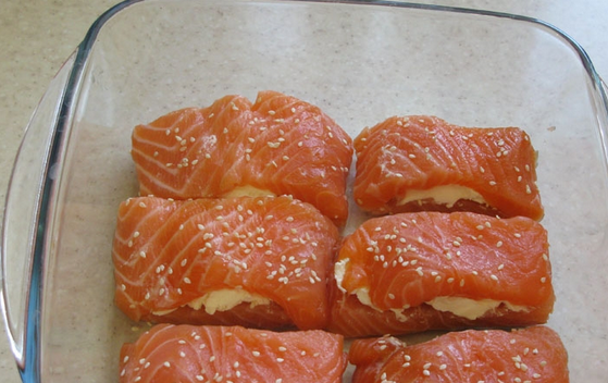 1. Этап. Семга с сыром Филадельфия: Перекладываем рыбу в форму для запекания, присыпаем кунжутными семечками и отправляем в духовку на 15 минут, температура 200 градусов.