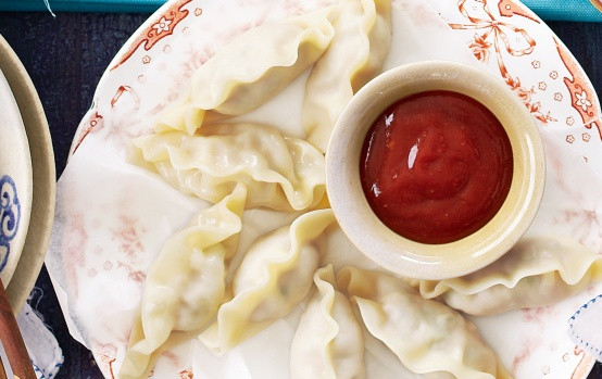 1. Этап. Кнедлики куриные: Кнедлики опускаем в кастрюлю с подсоленной водой и варим. До тех пор пока не всплывут, а потом еще минут 10 на слабом огне. К кнедликам при подаче на стол можно подать и соевый соус или соус чили. Приятного аппетита!