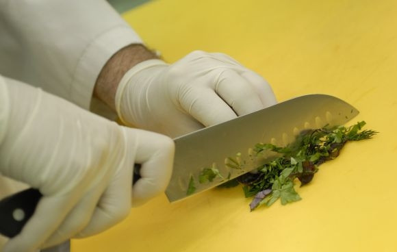 1. Этап. Салат из овощей гриль: Мелко рубим свежую зелень.