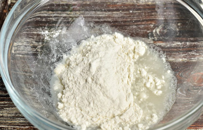 1. Этап. Ватрушки с творожной массой: Добавьте муку.