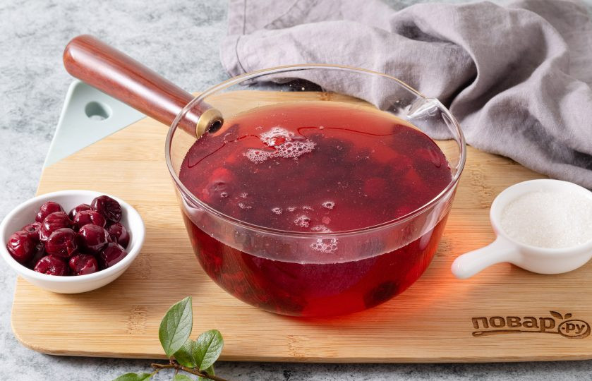 1. Этап. Вишневое желе: В сотейник влейте воду и добавьте вишню с сахаром. Доведите до кипения и варите на небольшом огне 10-12 минут.