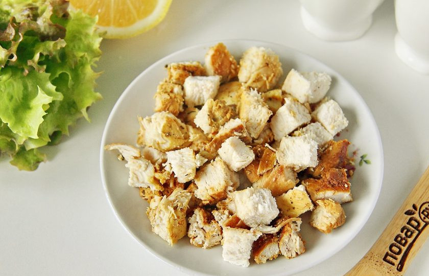 1. Этап. Ролл с сыром и ветчиной: Куриное филе натрите солью и специями, полейте лимонным соком и оставьте мариноваться на 20 минут. Затем обжарьте с двух сторон в сковороде прикрыв крышкой на умеренном огне до готовности, после чего нарежьте кубиками.