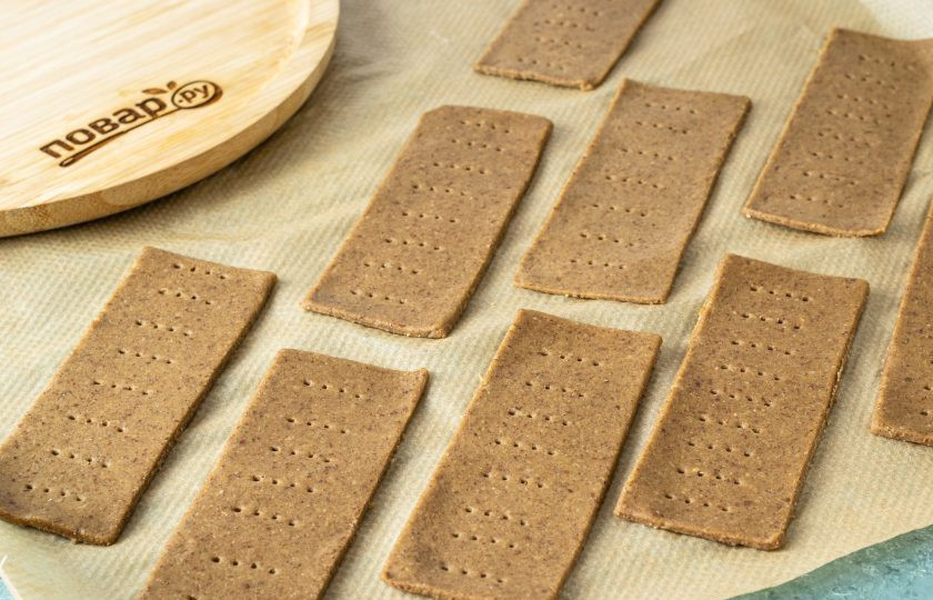 1. Этап. Солодовые хлебцы: Раскатайте тесто толщиной 4-5 мм. Разрежьте на прямоугольник, наколите вилкой. Выпекайте хлебцы 15-20 минут в заранее разогретой до 185 градусов духовке.