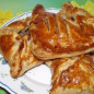 Слоеные пирожки с мясом