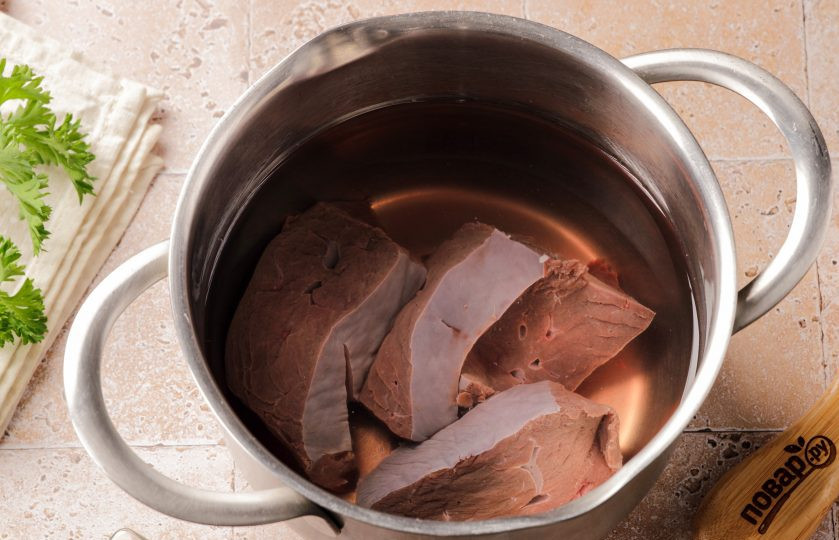 1. Этап. Салат из свиной печени с луком: Разрежьте печень на несколько кусков, залейте водой и отварите в течение 20 минут. Возможно вам понадобится чуть больше времени, время отваривания будет зависеть от размеров кусков. Во время варки соль не добавляем.