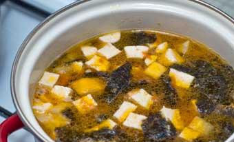 1. Этап. Овощной мисо-суп: Затем добавить для хорошего аромата 2 ст. ложки соевого соуса и варить еще 5 минут. Затем снять с огня и подавать к столу.