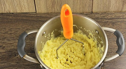 1. Этап. Запеканка с фаршем: Потом картофель растолките, добавив соль, сливки и мягкое масло.