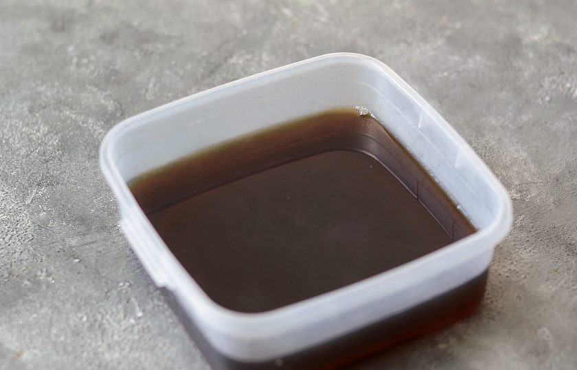 1. Этап. Мармелад из кока-колы: Затем перелейте в подходящую емкость. Оставьте застывать на 2-3 часа в холодильник.